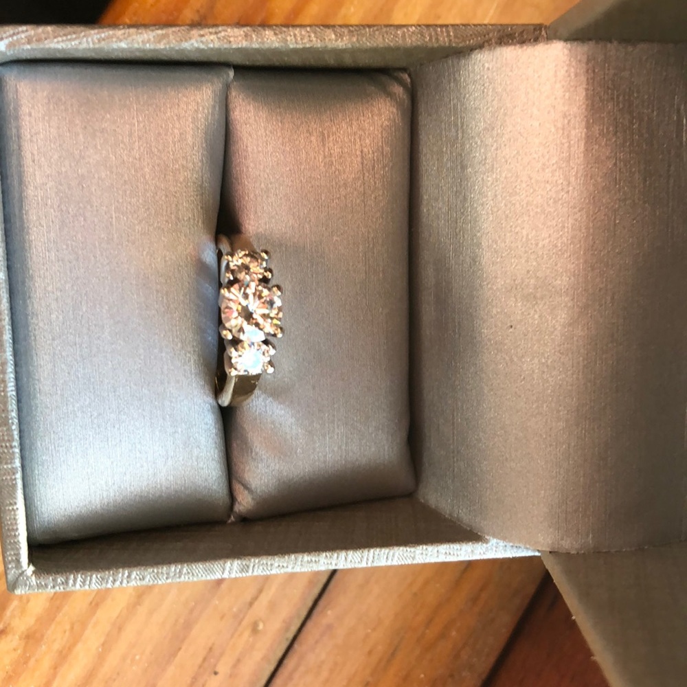 11/2 mossinite ring like new